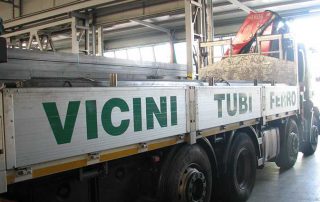 foto della fiancata di camion di Vicini Tubi spa Firenze